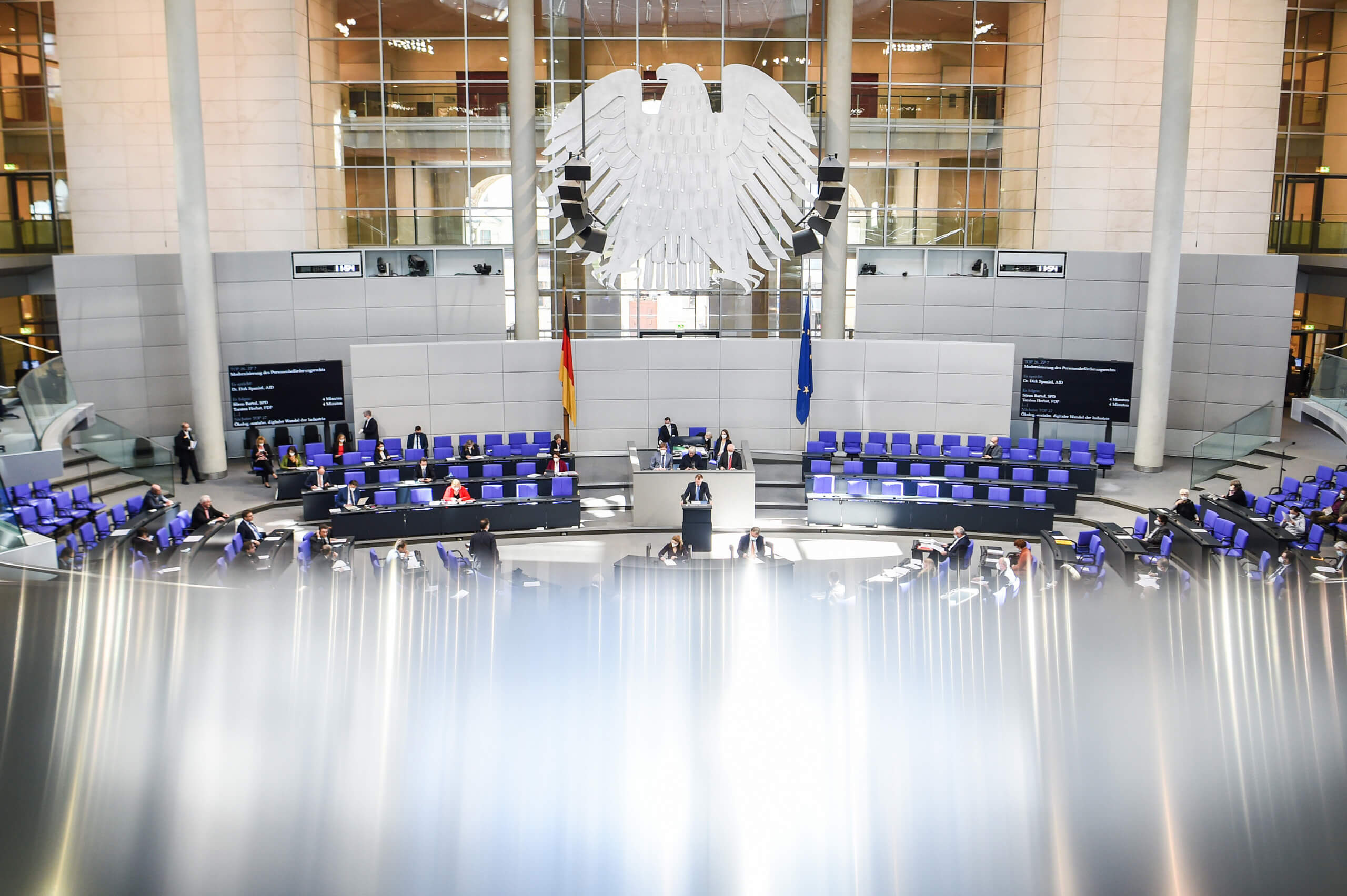 Der Adler ist im Zentrum zu sehen im Plenarsaal des deutschen Bundestages