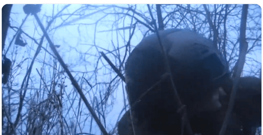 Eine Person mit Helm