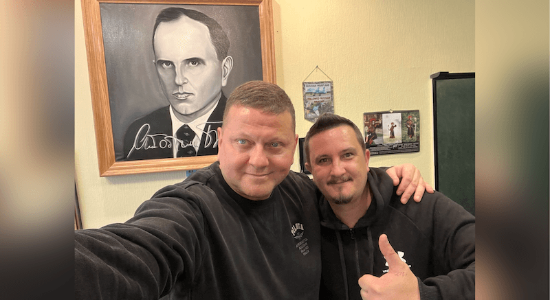 Dieses Bild zeigt einen ukrainischen General und einen Armeeoffizier, im Gemälde dahinter ist der Nationalist Stepan Bandera dargestellt
