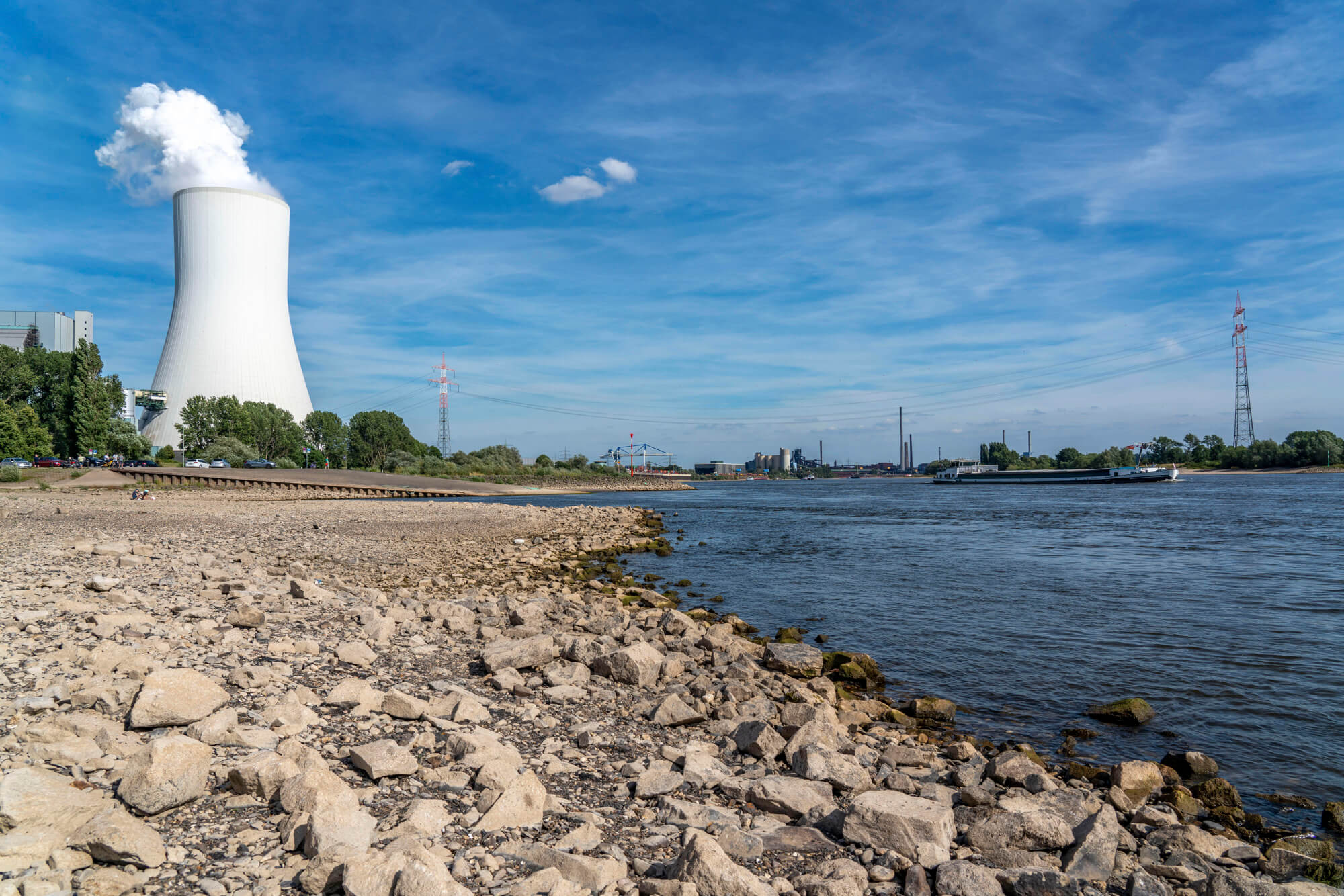 Rheinufer mit niedrigem Wasserstand und Blick auf das Kohlekraftwerk in Duisburg-Walsum