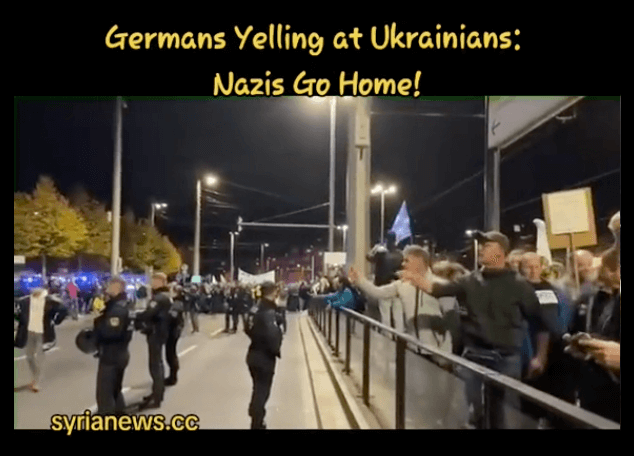 Screenshot des Videos: Zu sehen sind mehrere Demonstrierende an einer Straßenbahnstation sowie mehrere Polizeikräfte
