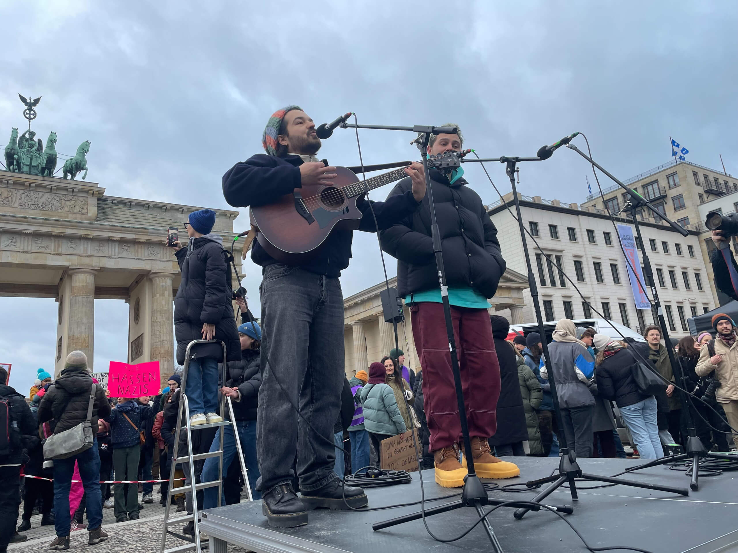 Liveticker Correctiv: Die Band Milky Chance tritt bei der Demo in Berlin am 14. Januar auf. Quelle: Elena Kolb/CORRECTIV.