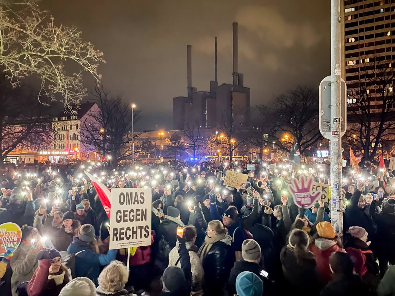Liveticker Correctiv: In Hannover versammelten sich am 16.1. etwa 8.500 Menschen zur Demo, in diesem Bild sieht man zahlreiche Demonstrierende.