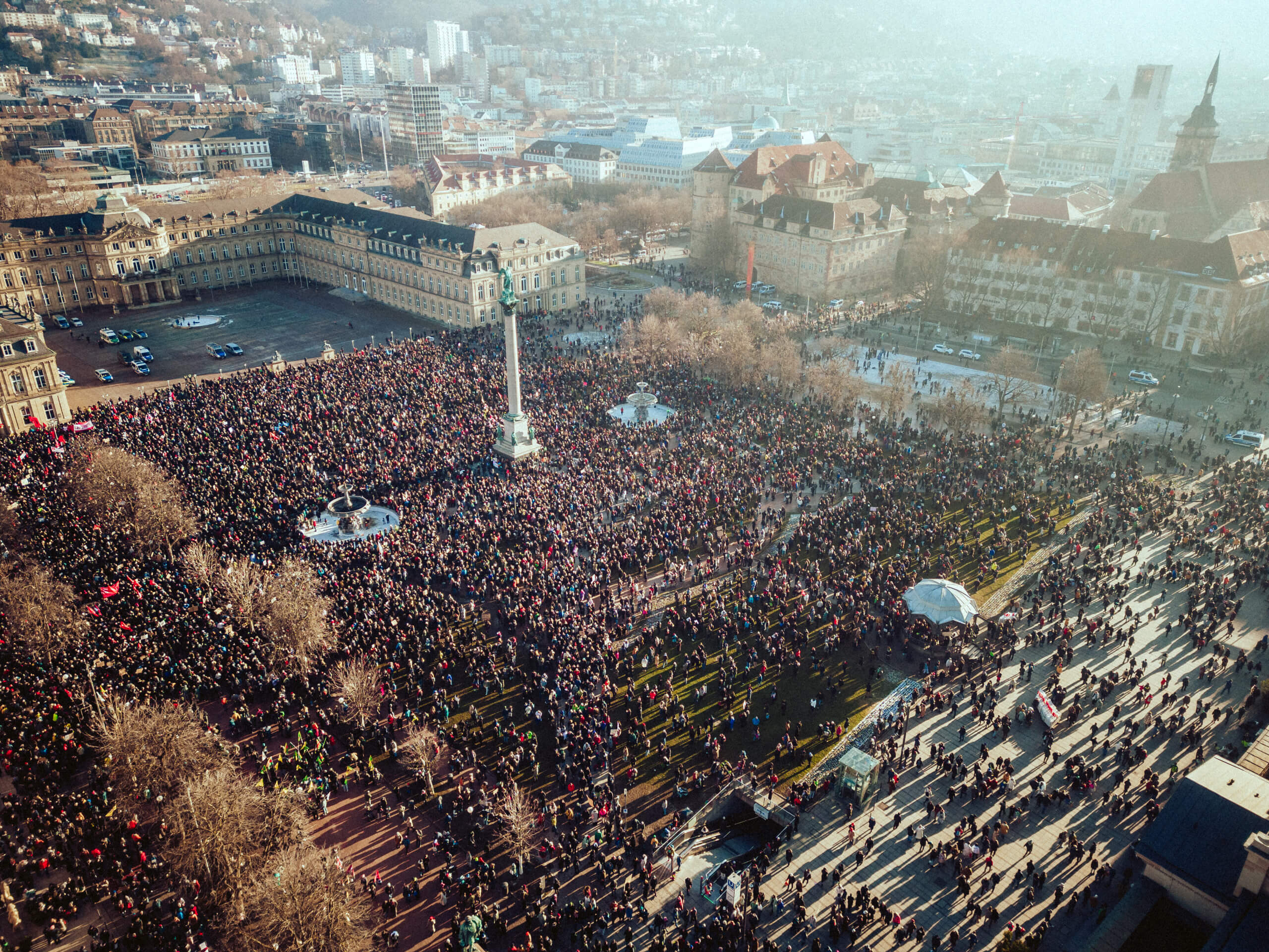 Blick auf die Menschenmassen in in der Innenstadt von Stuttgart, die als Reaktion auf Geheimplan-Recherche auf einer Demo gegen Rechts im Januar 2024 demonstrieren.