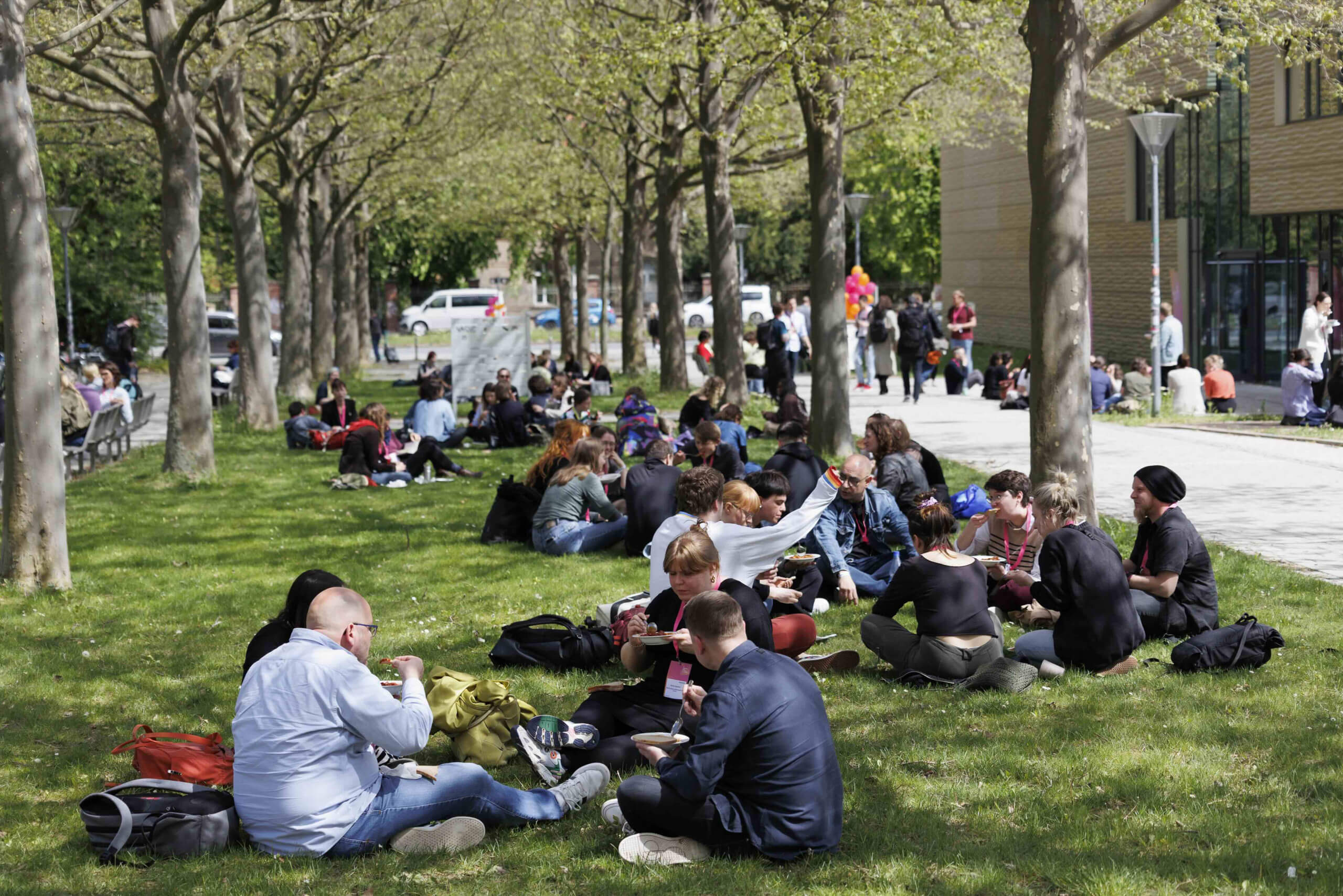 Austausch bei bestem Wetter: Mehr als 300 Menschen kamen auf der CORRECTIV.Lokal Konferenz miteinander ins Gespräch. Foto: Ivo Mayr/ CORRECTIV