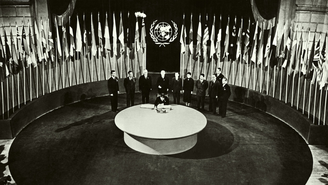 Unterzeichnung 'Charta der Vereinten Nationen' im Veterans War Memorial Building in San Francisco, 26. Juni 1945: Der Vertreter Chinas unterschreibt als erster das Dokument.